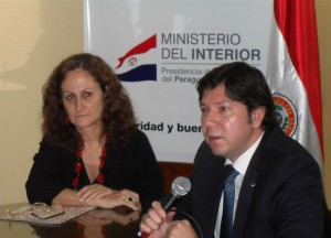 Diego Gamarra, Viceministro de Asuntos Políticos del Ministerio del Interior y Marta Ferrara, Directora Ejecutiva de Semillas suscribieron el acuerdo