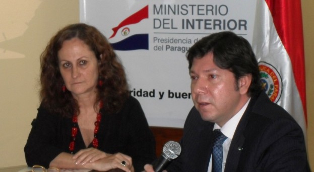 Diego Gamarra, Viceministro de Asuntos Políticos del Ministerio del Interior y Marta Ferrara, Directora Ejecutiva de Semillas suscribieron el acuerdo