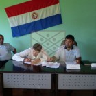 Oscar Brizuela (der.) y Pablo Tilleria firmando el convenio en sesión de la junta