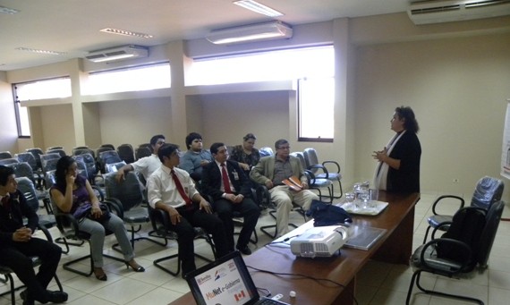 Miembros de uno de los equipos municipales durante un taller