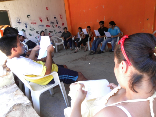 Los jóvenes de 1811 comenzaron a adentrarse en el mundo del “Teatro del Oprimido”a través de diferentes técnicas de expresión, entre ellas la interpretación de roles y la lectura de piezas literarias