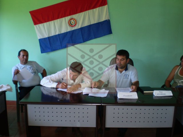 Oscar Brizuela (der.) y Pablo Tilleria firmando el convenio en sesión de la junta