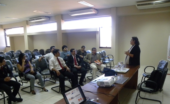 Miembros de uno de los equipos municipales durante un taller
