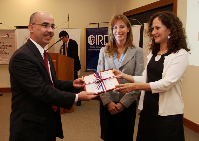 El juez Pedro Mayor Martínez recibe el premio de parte de Marta Ferrara y María Jesús Bogado